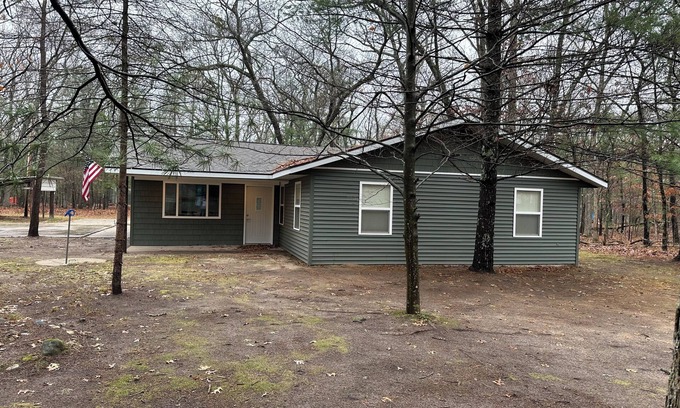 Baldwin Cabin | Cozy 3 Bedroom Cabin nChain of Lakes AreanWIFInFree Cancellation