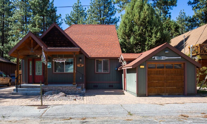 Peter Pan Cabin | Cozy 3-bedroom cabin with indoor fireplace minutes from the slopes