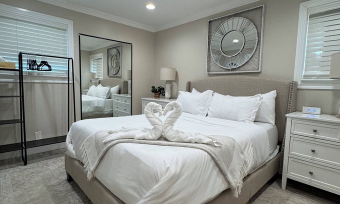 Burleson House | Cozy 3-Bedroom, Sleeps 7+Crib, Pet friendly, Large Yard, Fire Pit, Best Location