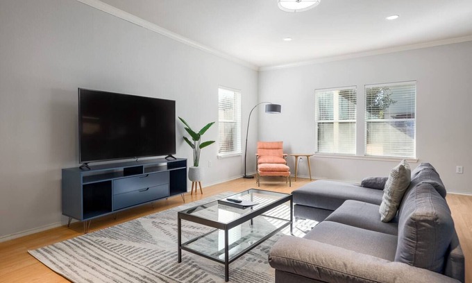 Hillcrest House | Cozy 3 bedroom South Austin! Ideal for Long Stays