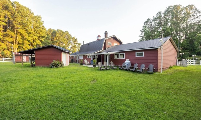 Skippers House | Cozy 3BR Lake House | Firepit, Pier and Pet-Friendly