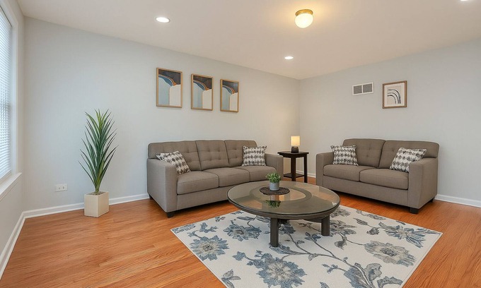 West Ridge Apartment | Cozy 3BR with Parking Easy Access Lake Shore Dr