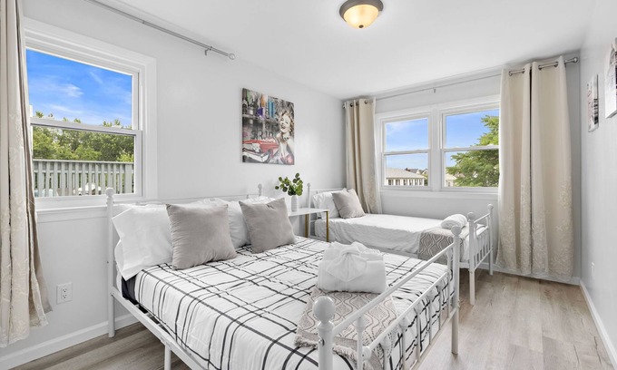 Constable Hook Apartment | Cozy 3BR with Parking, Near NYC & Newark Airport