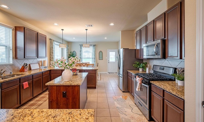 Katy House | Cozy 4-bedroom house with Lakeview in the heart of Katy