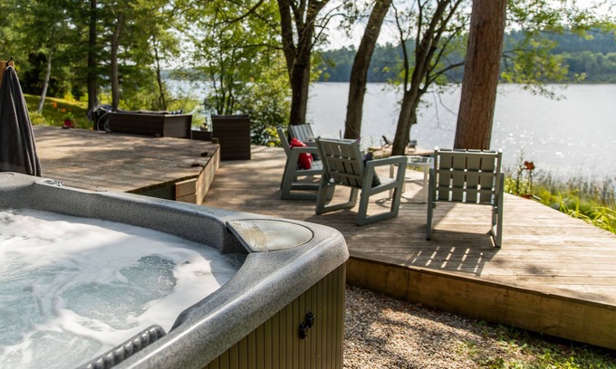 Chalk River Cabin | Cozy, 4-season Log Cabin on Lake w/Hot Tub, Outdoor adventure at your doorstep