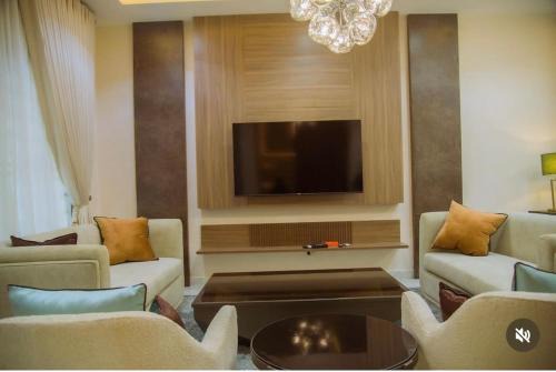 Ikeja Apartment | Cozy 4BDR Home with Snooker, 15mins from Airport