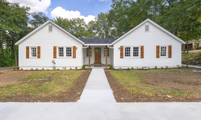 Warm Springs Cottage | Cozy 4BR Cottage in Downtown Warm Springs