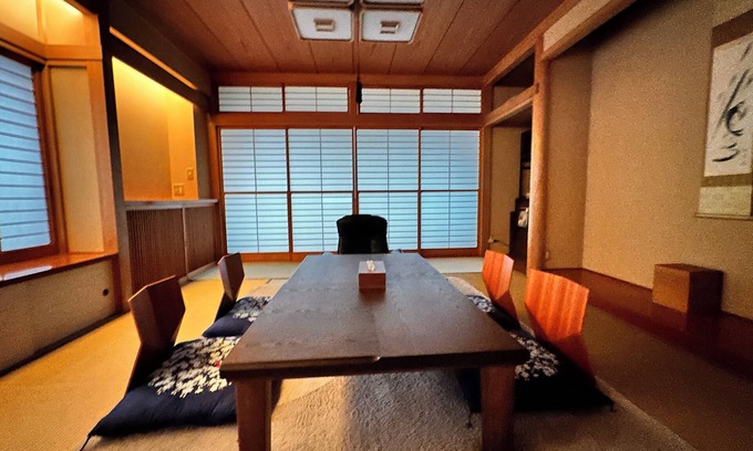 Adachi House | Cozy 5 room house in Tokyo, 2 minutes from station. WiFi, Netflix, Full Kitchen.