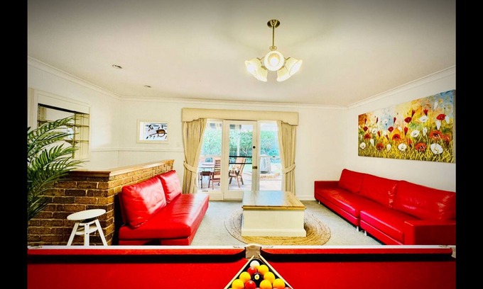 Wantirna South House | Cozy 5BR Home | Pool Table + King Bed + 5 mins Walking to Westfield center