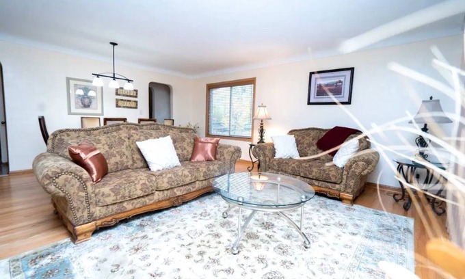 Maplewood House | Cozy 5BR Home with free Wi-Fi & Free Parking with Weekly and Monthly Discounts