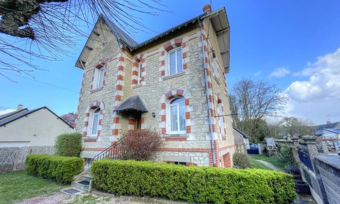 Sepmes Cottage | Cozy 5BR Villa with Garden, Parking, and Modern Amenities in Charming Loire Valley Village
