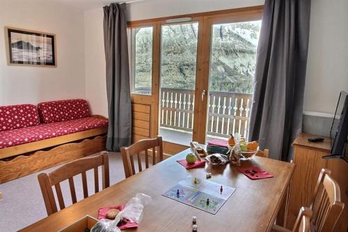 Saint-Etienne-en-Devoluy Apartment | Cozy 6-person apartment with balcony