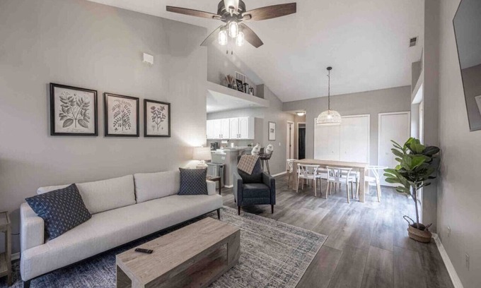 Evansville House | Cozy and Comfortable Charmer