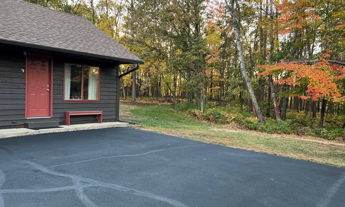 Lake Shore Hotel | Cozy and Efficient Studio Located on Gull Lake Trail!