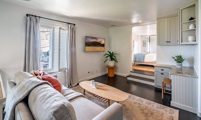 Summerland Apartment | Cozy and Elegant Beach Bungalow