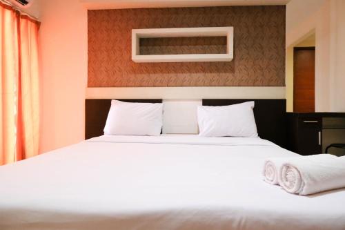 Siwalankerto Apartment | Cozy and Homey Studio Apartment at High Point Serviced By Travelio