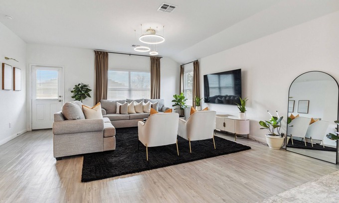 Converse House | Cozy and Modern, 3 bedroom, 2 bathroom Home in Converse, TX/Near San Antonio.