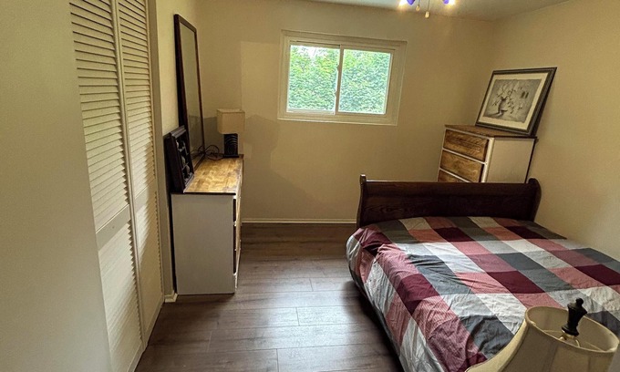 Barrie House | Cozy and Spacious 4 bedrooms, 1.5 bathroom, private yard for the whole family.