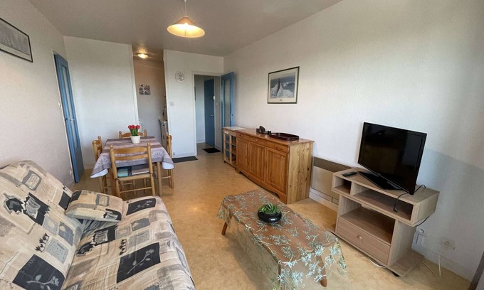 Saint-Hilaire-de-Riez Apartment | Cozy apartment near beach with balcony and sea view