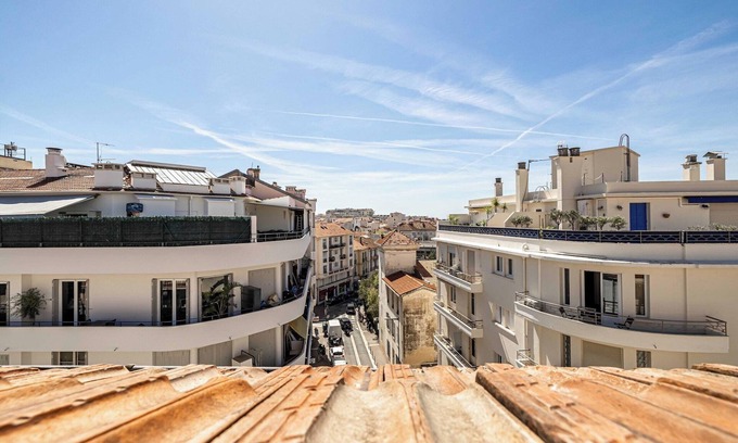 Prado - Republique Apartment | Cozy apartment - Bright skylight - Cannes center
