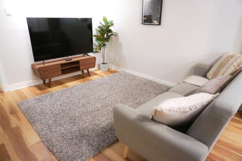 Ahuntsic Apartment | Cozy apartment in Ahuntsic with Free Parking and near metro station