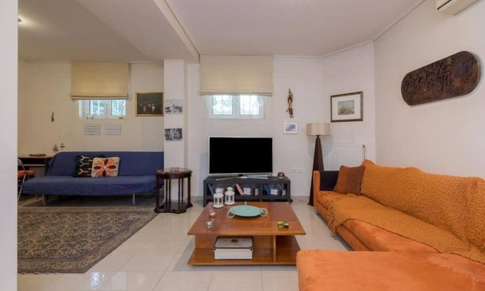 Kifisia Apartment | Cozy apartment in Nea Erythraia with courtyard