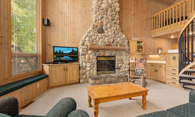 Lake Shore Condo | Cozy Apartment w/Lake Access + Pool & Trails