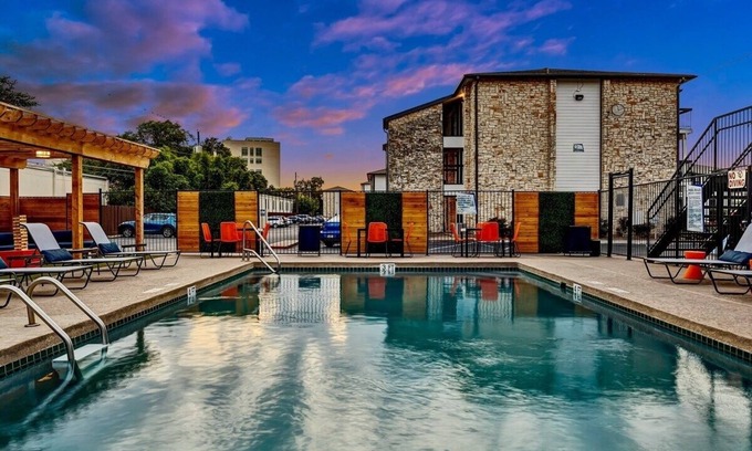 Brentwood Apartment | Cozy Apartment with Pool, BBQ and Central Access