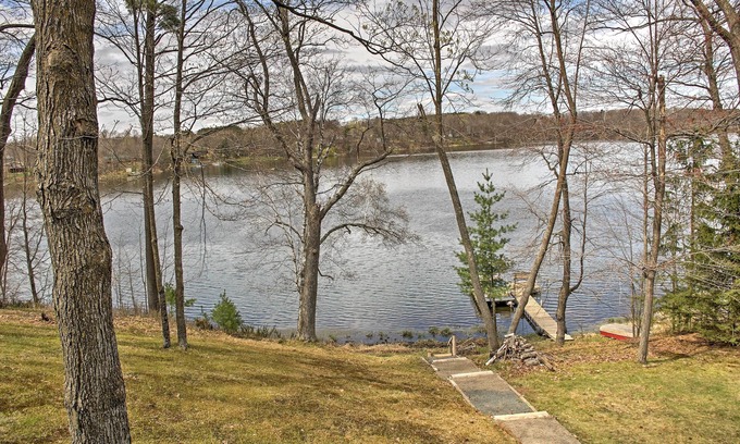 Balsam Lake Cabin | Cozy Balsam Lake Home: Deck, Private Dock + Kayaks