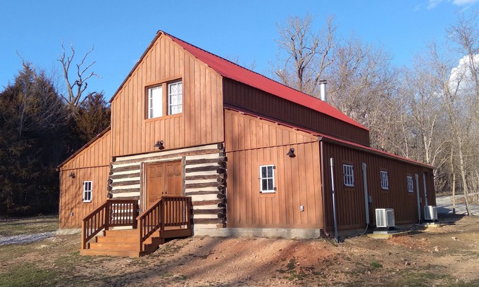 Richwoods House | Cozy Barn loft on an herbal farm, come play in our spring fed creek!