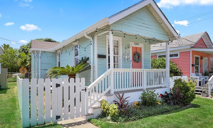 Galveston Cottage | Cozy Beach Cottage- Minutes to the beach & Historic Strand