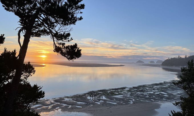 Netarts House | Cozy Beachfront Cabin with Panoramic View of Pacific Ocean and Netarts Bay