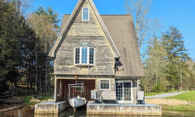 Nisbet House | Cozy Boathouse On the Water