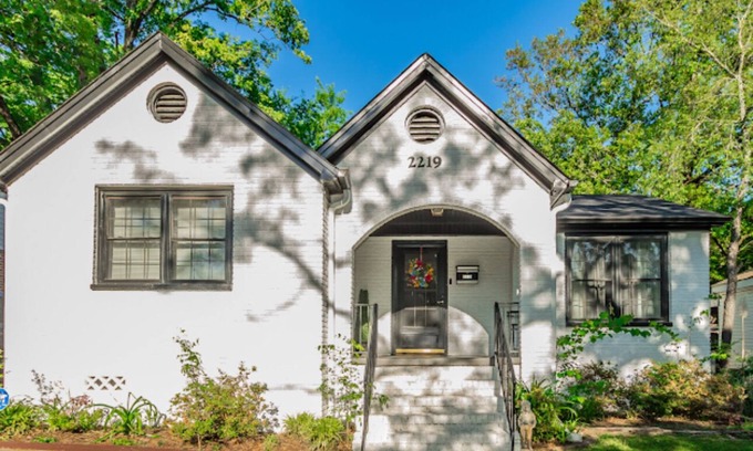 Little Rock House | Cozy Bungalow 3bdrm, 2.5ba, Hot Tub, Fenced Yard
