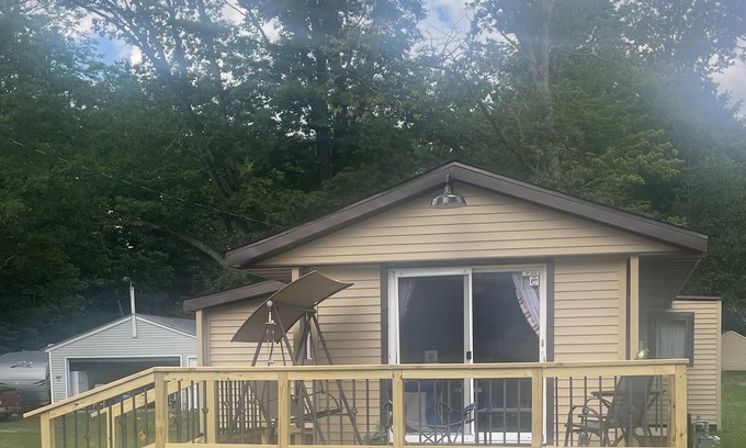 Gladwin House | Cozy bungalow bring your off road vehicle and snowmobiles.