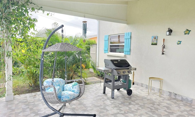 Lead Vale House | Cozy Bungalow nestled in a quiet neighborhood close to the beach & the airport