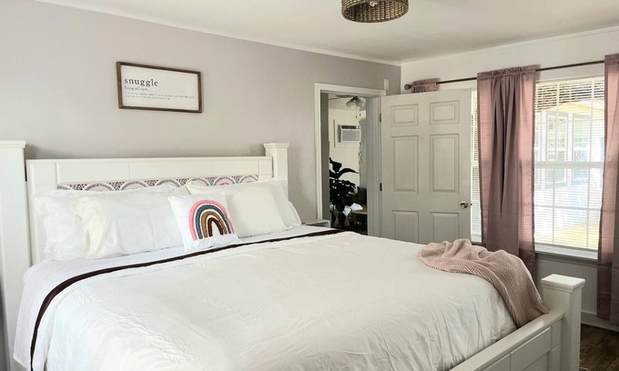 Rockport House | Cozy bungalow w/King bed - mins from Goose Island State Park