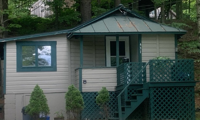 Bomoseen House | Cozy bungalow with lakeview on quiet road and private setting