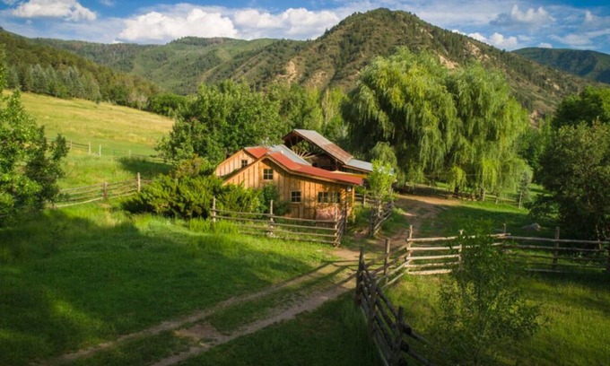 New Castle Cabin | Cozy Bunkhouse and Creekside Sauna Cabin next to the National Forest.