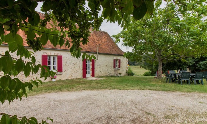 Saint-Crepin-d'Auberoche Cottage | Cozy Countryside Home Near Périgueux with Garden, BBQ, and Family Amenities