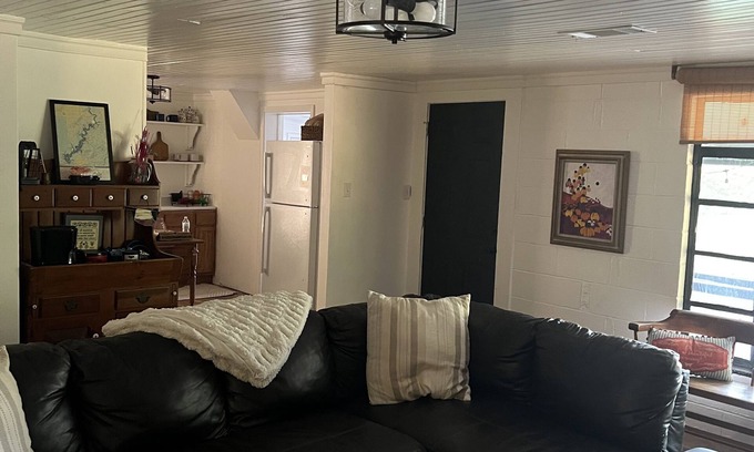 Vian Cabin | Cozy cabin, easy lake access, Ridge Route, Lake Tenkiller-close to Fin & Feather