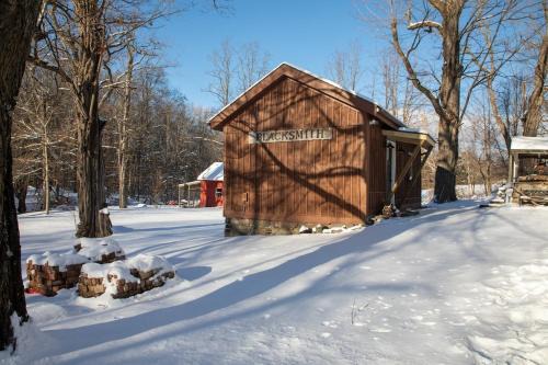 Montgomery Ski Chalet | Cozy Cabin Gateway with Pool and Firepit