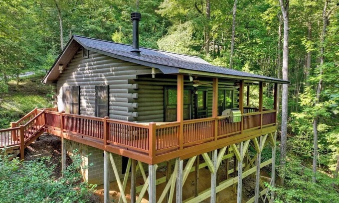 Blue Ridge Cabin | Cozy Cabin Hideaway – Hot Tub, Fire Pit & Blue Ridge Nearby