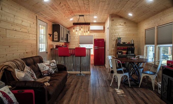 Simpson Cabin | Cozy cabin, hot tub, high speed internet in the heart of the Shawnee