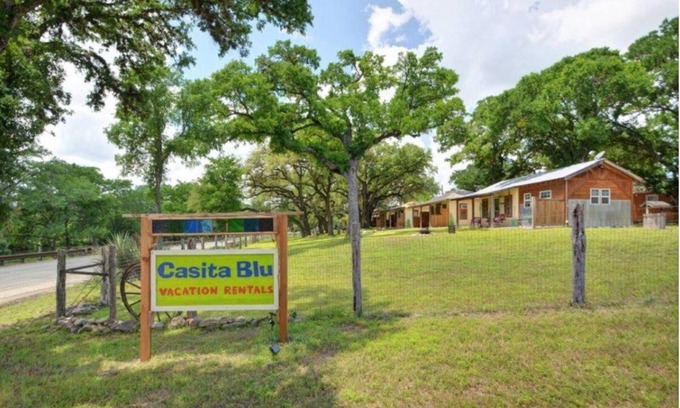 Ingram Cabin | Cozy cabin in charming Ingram with AC, WiFi~Guadalupe River