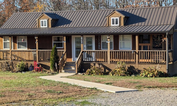 West Plains Cabin | Cozy Cabin on 80 acres in The Ozarks, very unique!