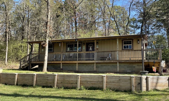 Clarksville Cabin | Cozy cabin on Lake Ludwig with a nice view of the lake. Pet friendly!