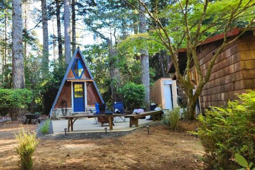 Bandon House | Cozy cabin on Laurel Lake