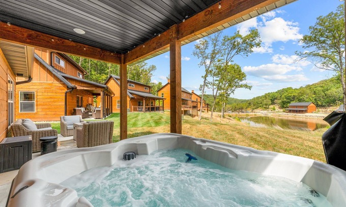 Branson Cabin | Cozy Cabin-Private Hot Tub & Firepit Table-Walk to Pond-Free Tickets-Near Table Rock Lake