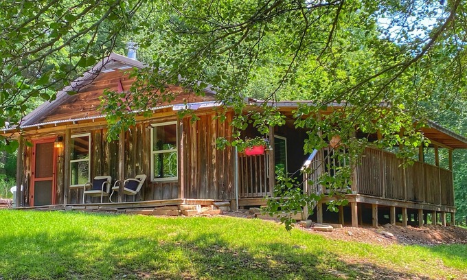 Mountainburg Cabin | Cozy Cabin with an amazing deck and beautiful views of Lake Fort Smith!